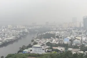 On the morning of December 17, Ho Chi Minh City appears hazy from above, with visibility from Tan Hung Ward toward the city center significantly reduced due to the dense air pollution. (Photo: SGGP)